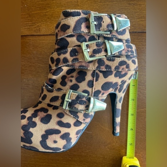 NWOT Charlotte Russe cheetah print zip bootie heels - Picture 3 of 13